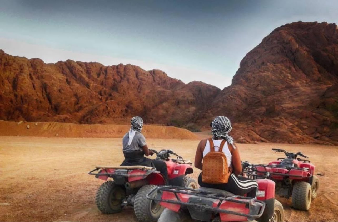 مياه صافية وجبال محيطة بمدينة دهب في جنوب سيناء