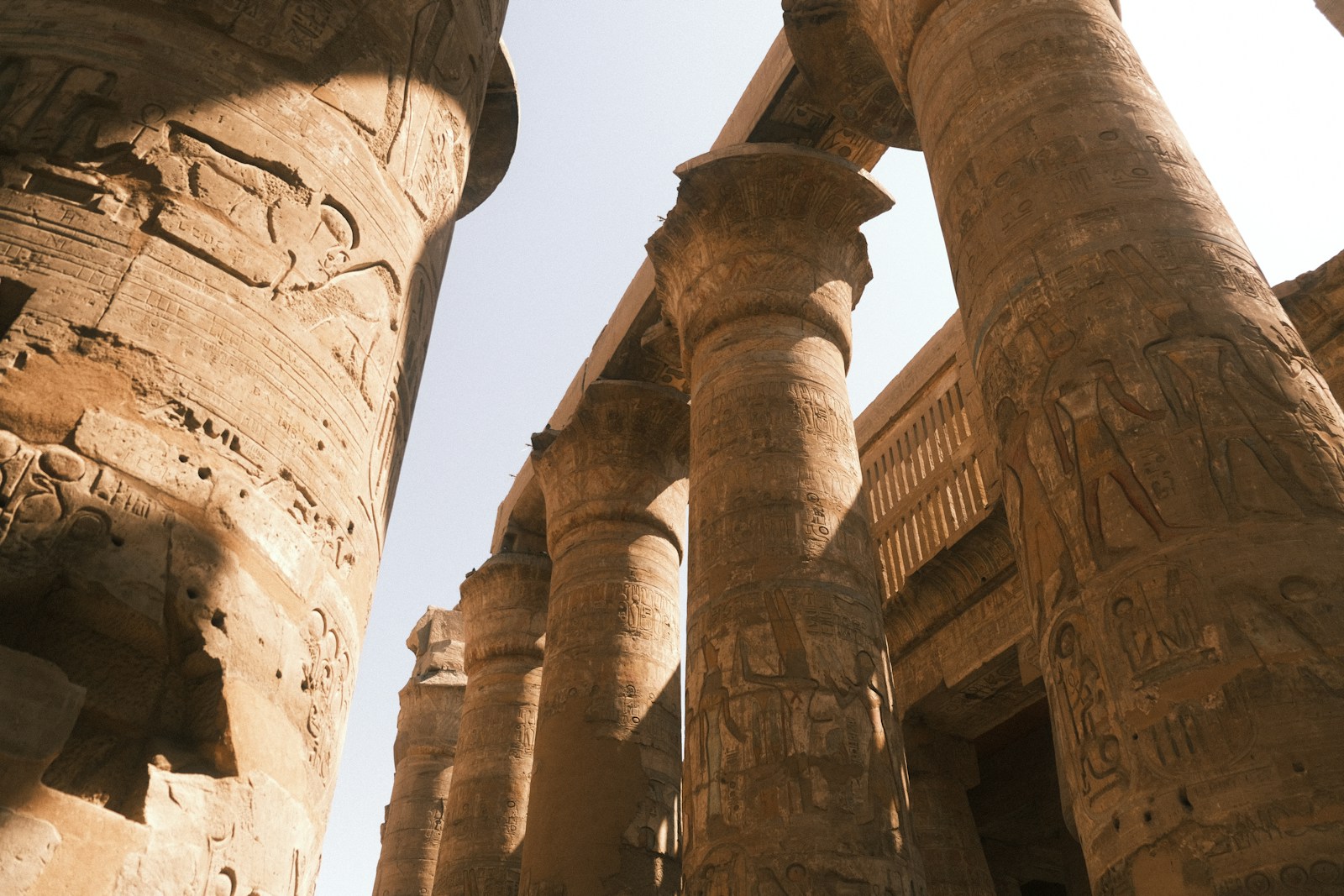 أعمدة معبد الكرنك المنقوشة بالهيروغليفية في الأقصر